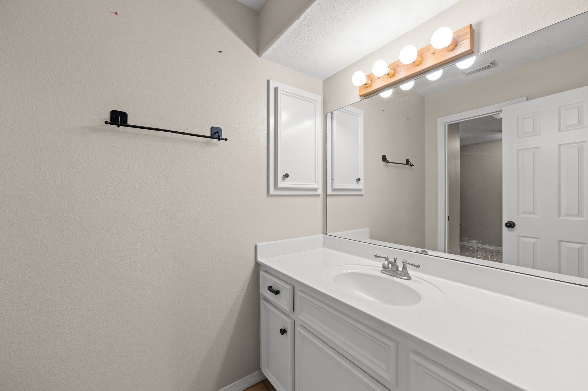 28030 Betka Road, Hockley, TX 77447 light bright and nuetral 3rd bathroom