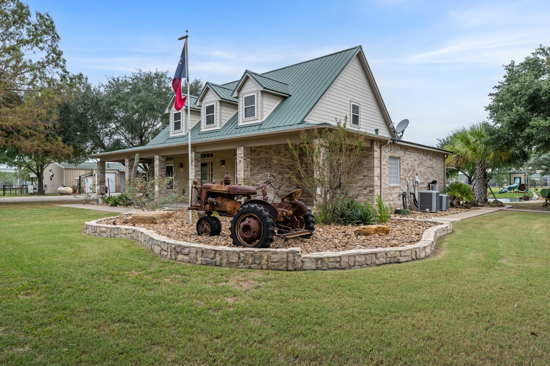28030 Betka Road, Hockley, TX 77447 metal roof and permanant soffit lighting around house