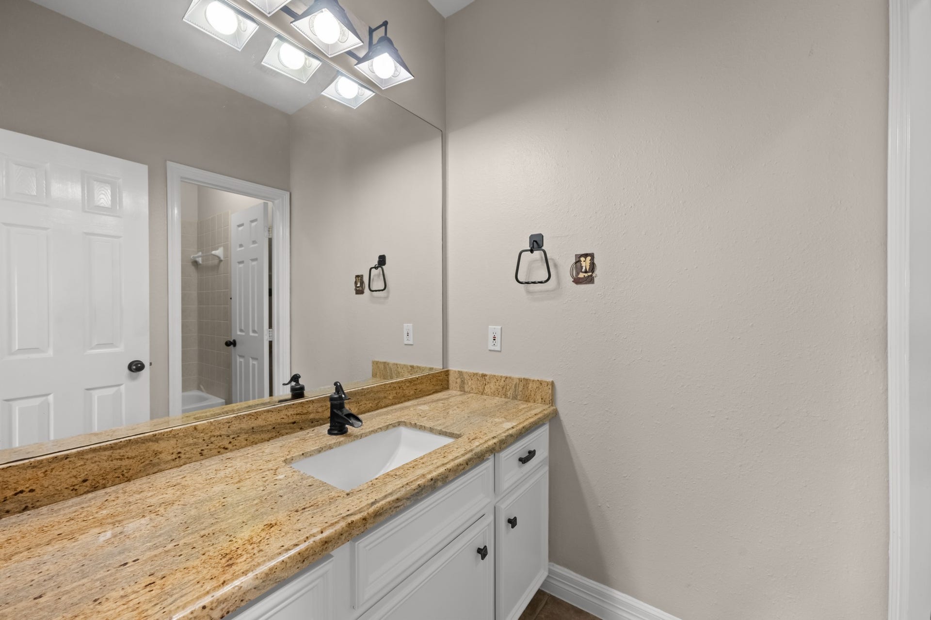28030 Betka Road, Hockley, TX 77447 guest bathroom from hallway