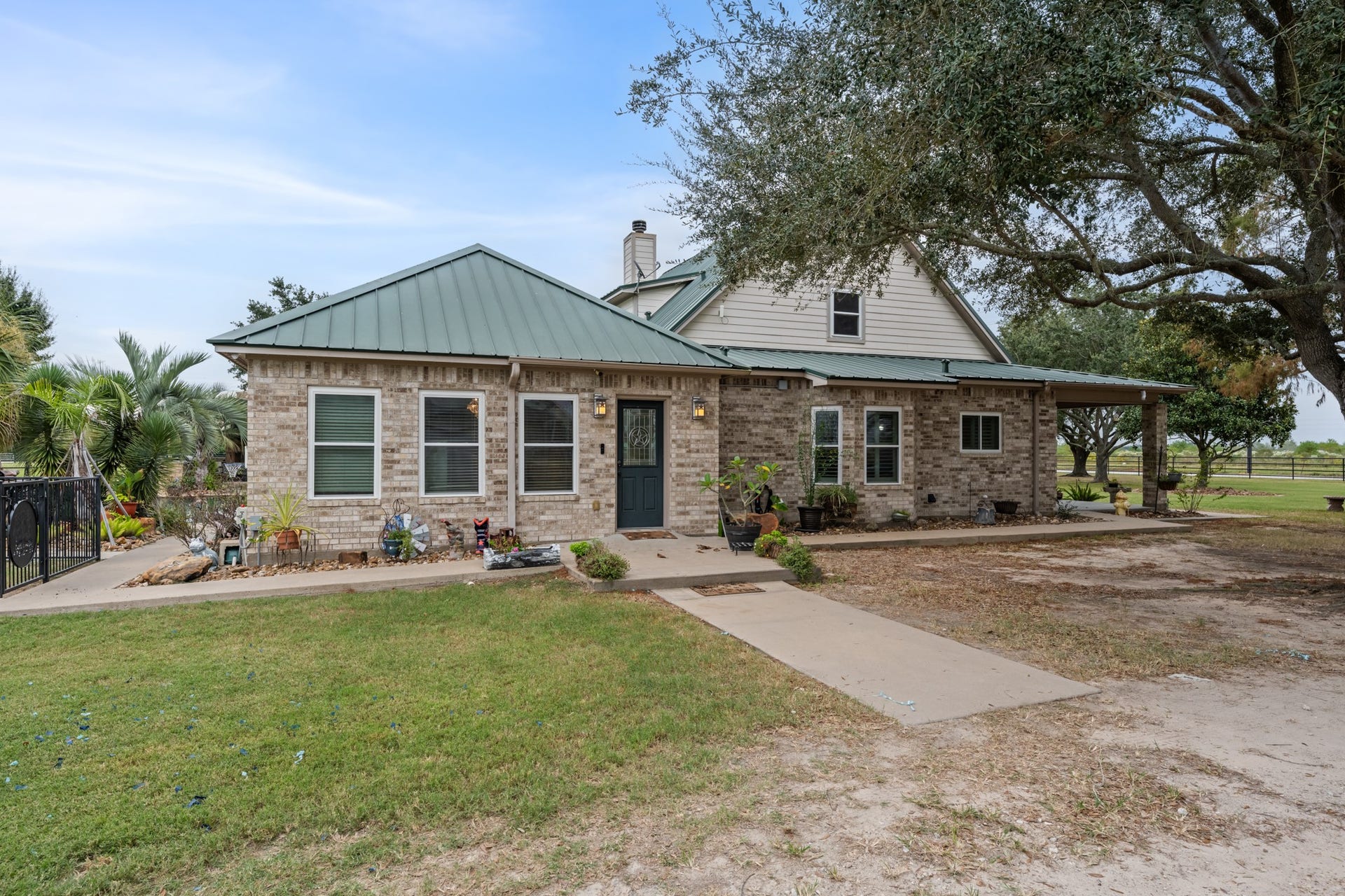 28030 Betka Road, Hockley, TX 77447 side yard entrance to home