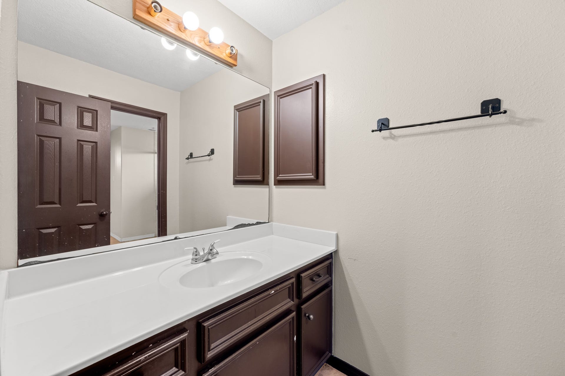 28030 Betka Road, Hockley, TX 77447 2nd bathroom