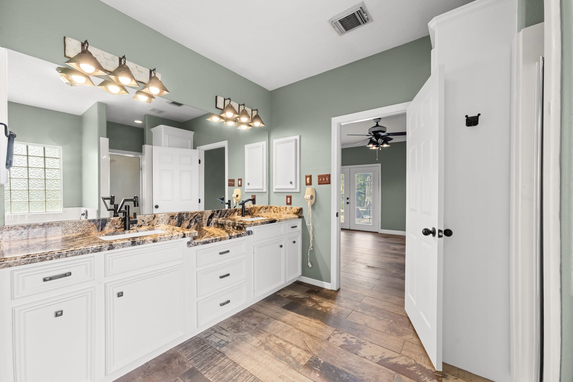 28030 Betka Road, Hockley, TX 77447 custom counters and faucets