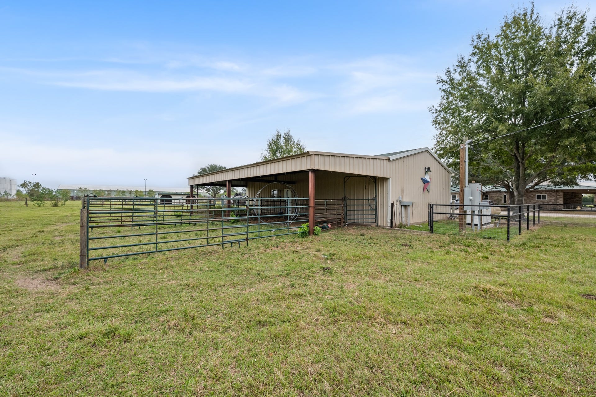 28030 Betka Road, Hockley, TX 77447 horse stables attached to shop for livestock