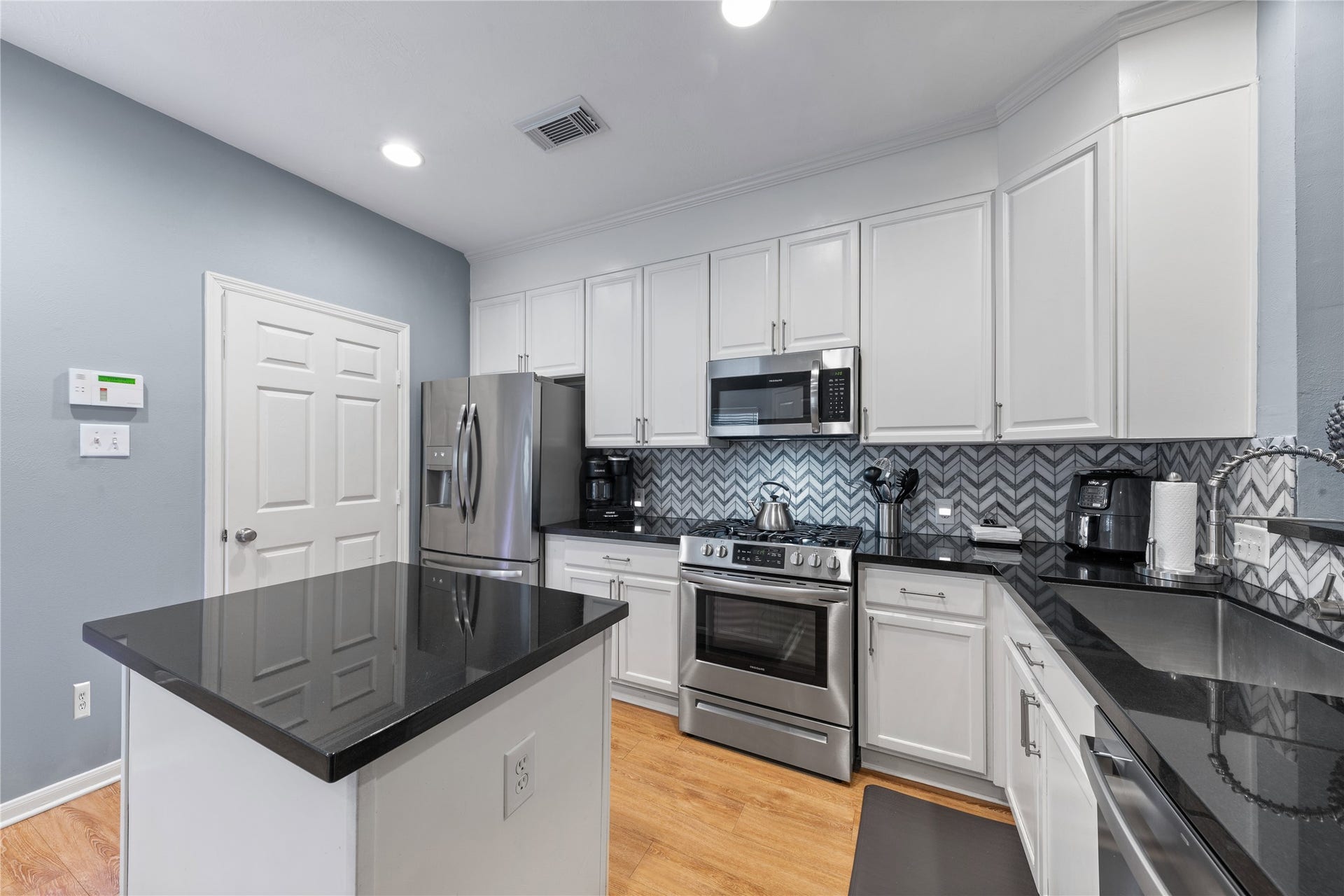 30 Endor Forest Place, The Woodlands, TX 77382 30 Endor Forest Place, The Woodlands, TX 77382