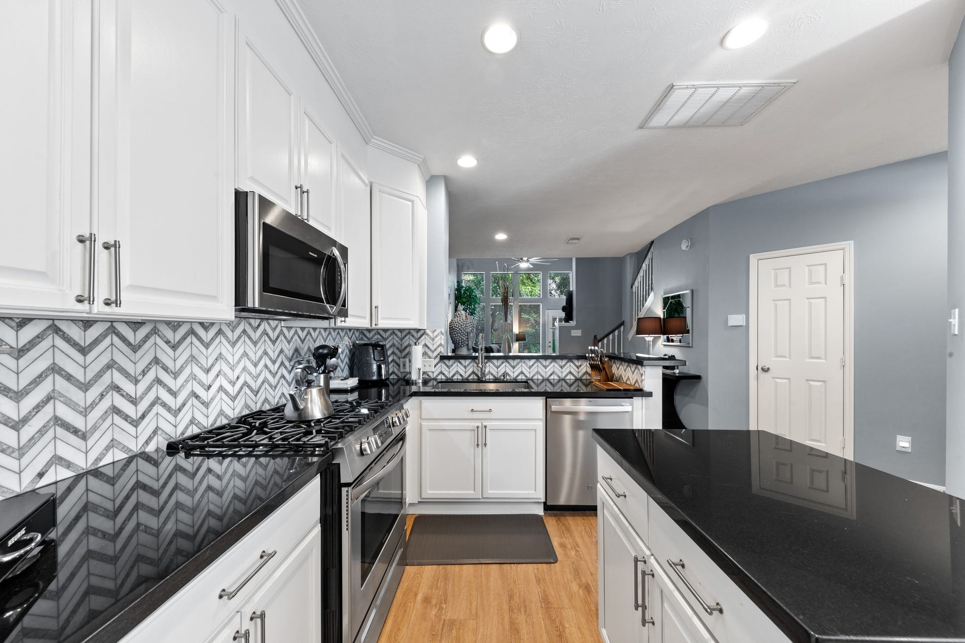 30 Endor Forest Place, The Woodlands, TX 77382 30 Endor Forest Place, The Woodlands, TX 77382