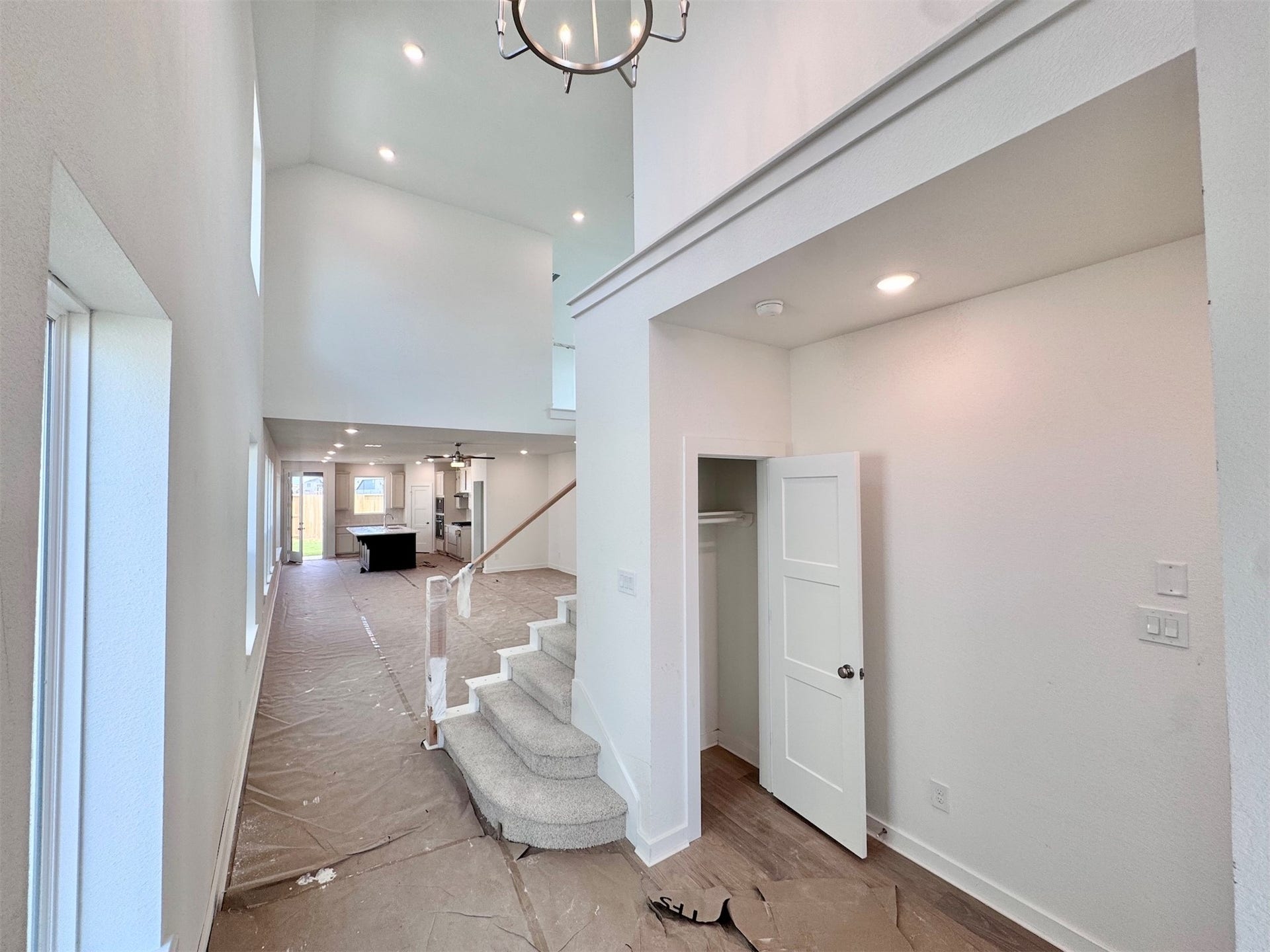 5219 Sistine Drive, Manvel, TX 77578 The foyer has natural light, near 20ft ceilings and the perfect drop zone pending installation on the right wall.