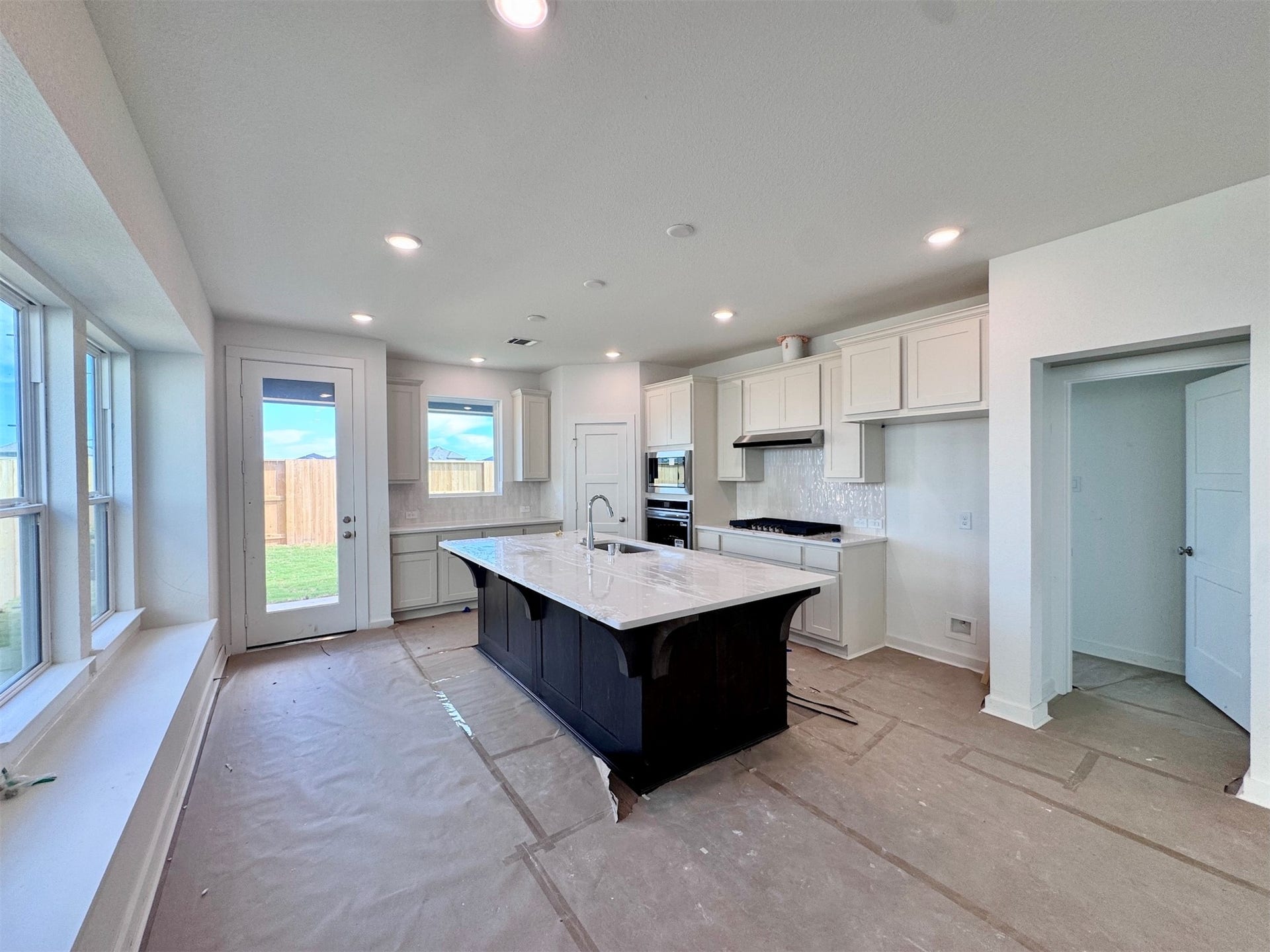 5219 Sistine Drive, Manvel, TX 77578 These cabinets are the perfect contrast making it the perfect palette for your Pinterest board!