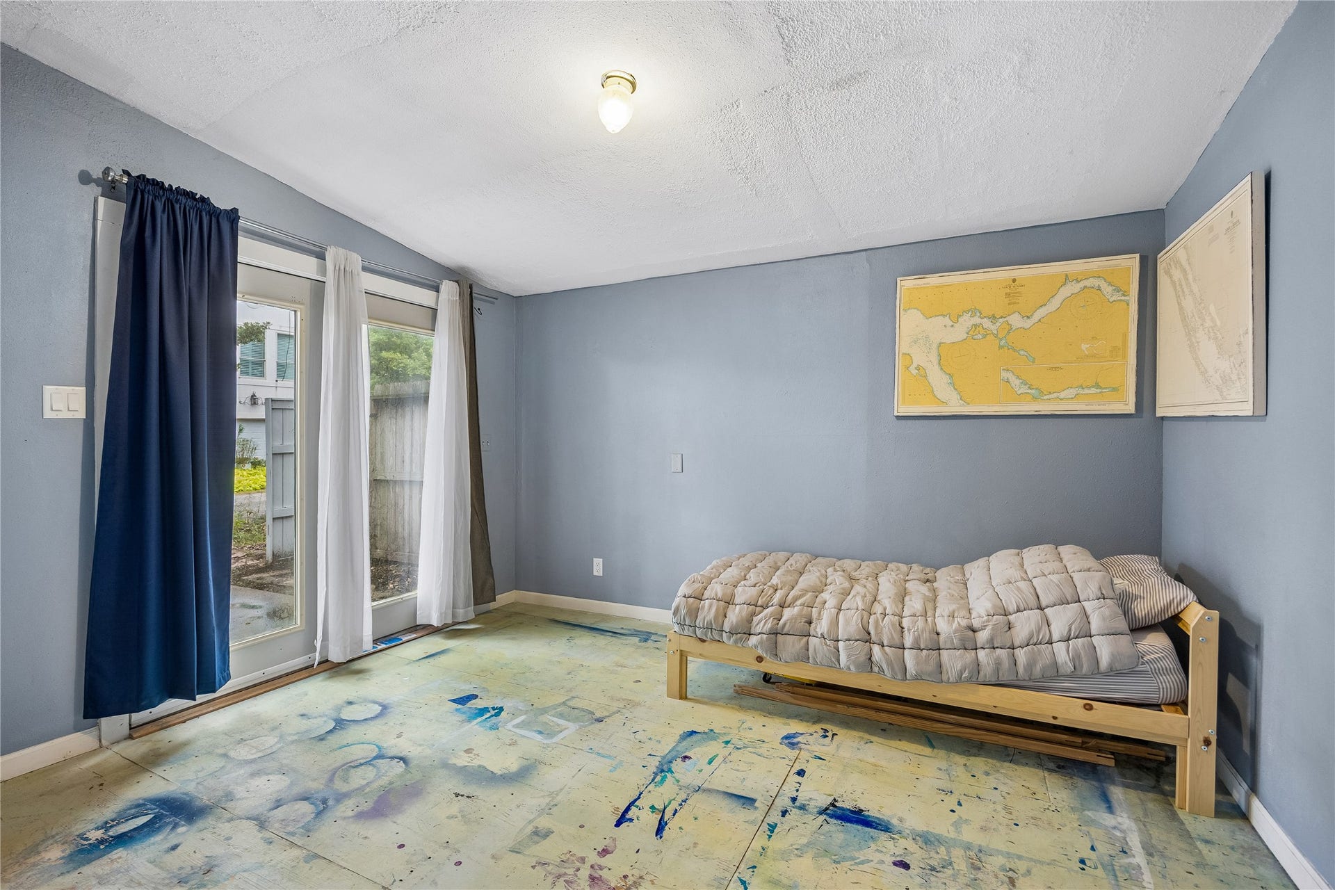1039 Dunbar Street, Houston, TX 77009 A versatile "flex" bedroom offers plenty of usable space, ready to adapt to the next owner's needs.