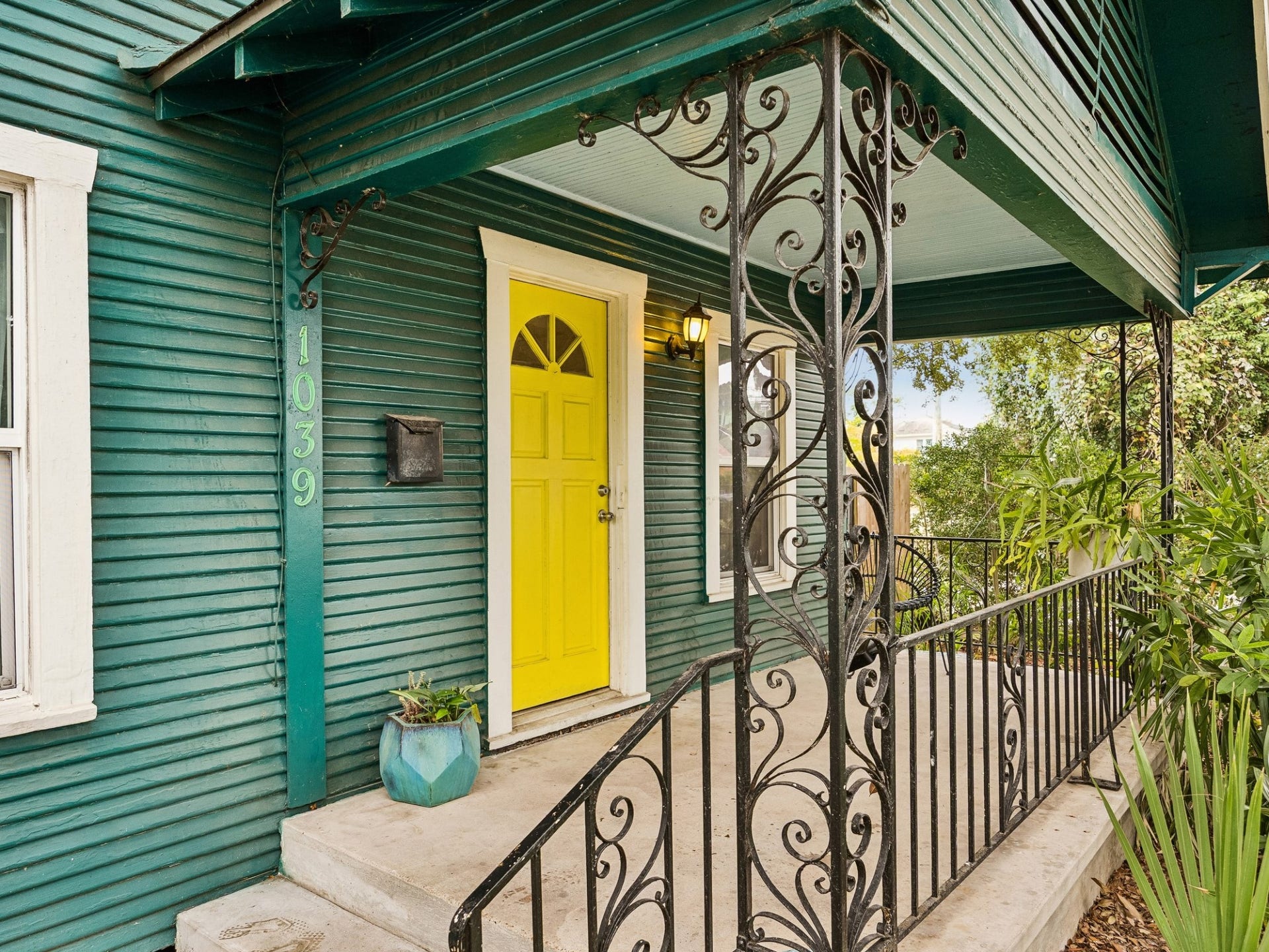 1039 Dunbar Street, Houston, TX 77009 The covered front porch welcomes you home with an eye-catching yellow door and decorative ironwork, setting the tone for the home's distinctive character