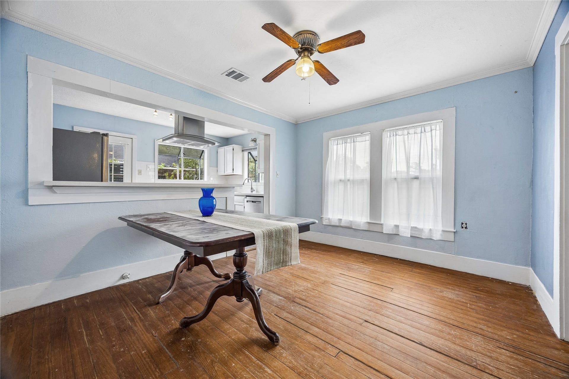 1039 Dunbar Street, Houston, TX 77009 This cheerful dining area features wood floors and plentiful natural light, plus a wide pass-through to the kitchen that keeps the spaces comfortably connected.