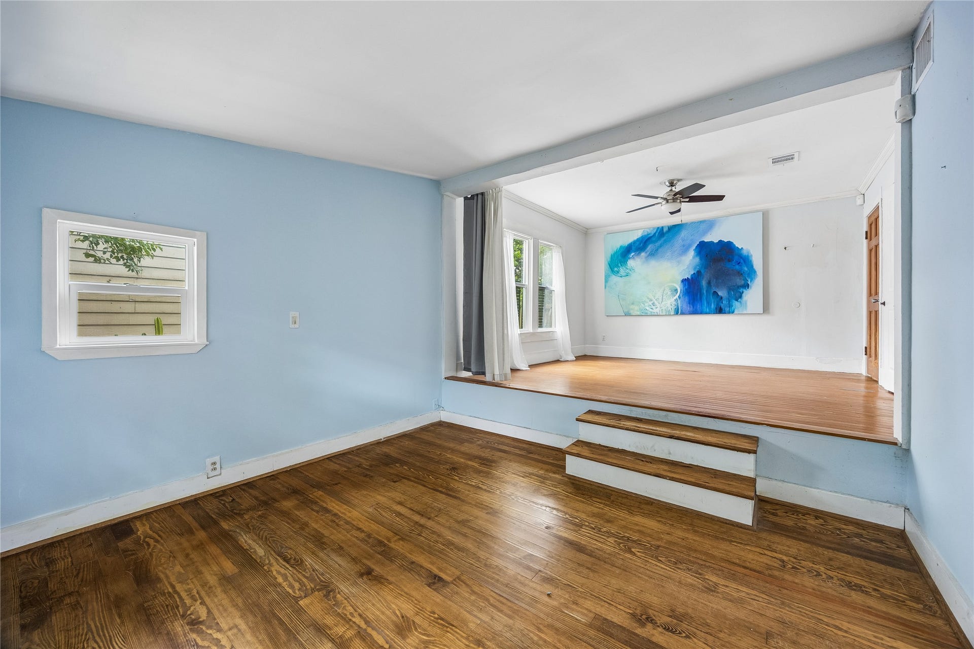 1039 Dunbar Street, Houston, TX 77009 A unique split-level transition connects two bright, flexible spaces, giving the home an appealing sense of openness and architectural personality