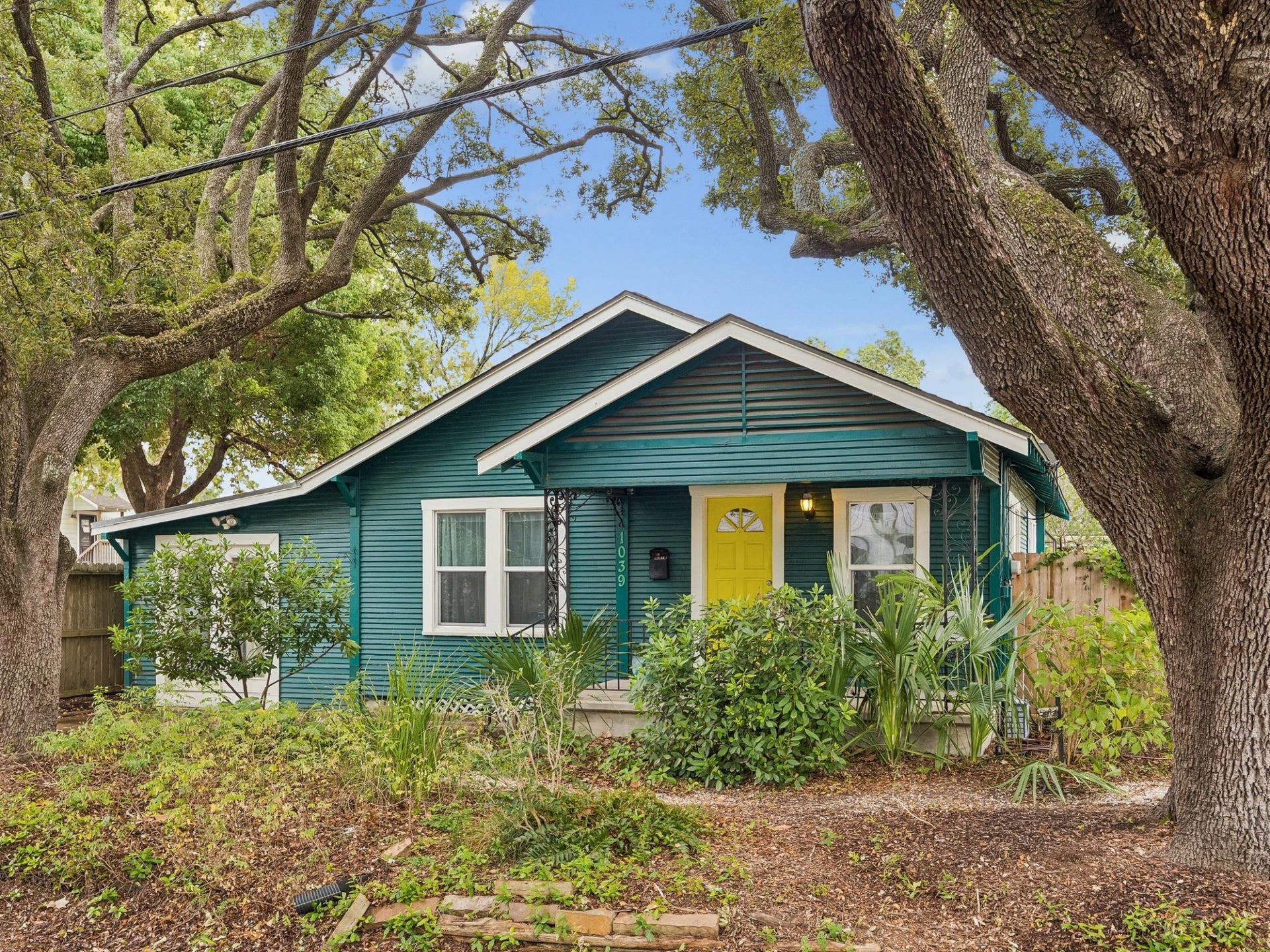 1039 Dunbar Street, Houston, TX 77009 A charming bungalow exterior framed by mature trees and lush landscaping.