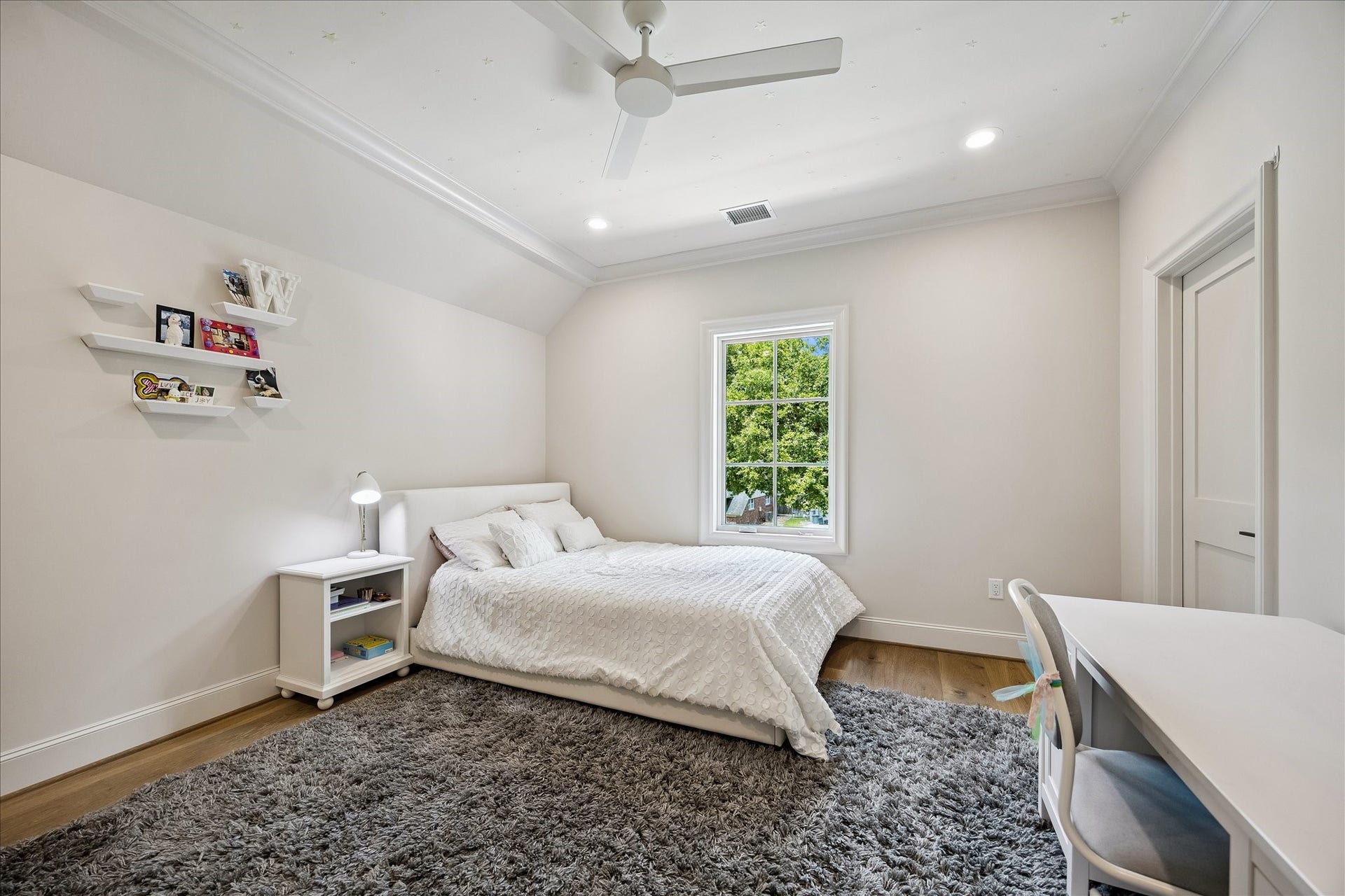 10801 Long Shadow Lane, Hunters Creek Village, TX 77024 Another light-filled secondary bedroom with soft neutral finishes, complete with a private ensuite bath.
Check out the ceiling detail in this room, along with recessed lighting and ceiling fan!!
