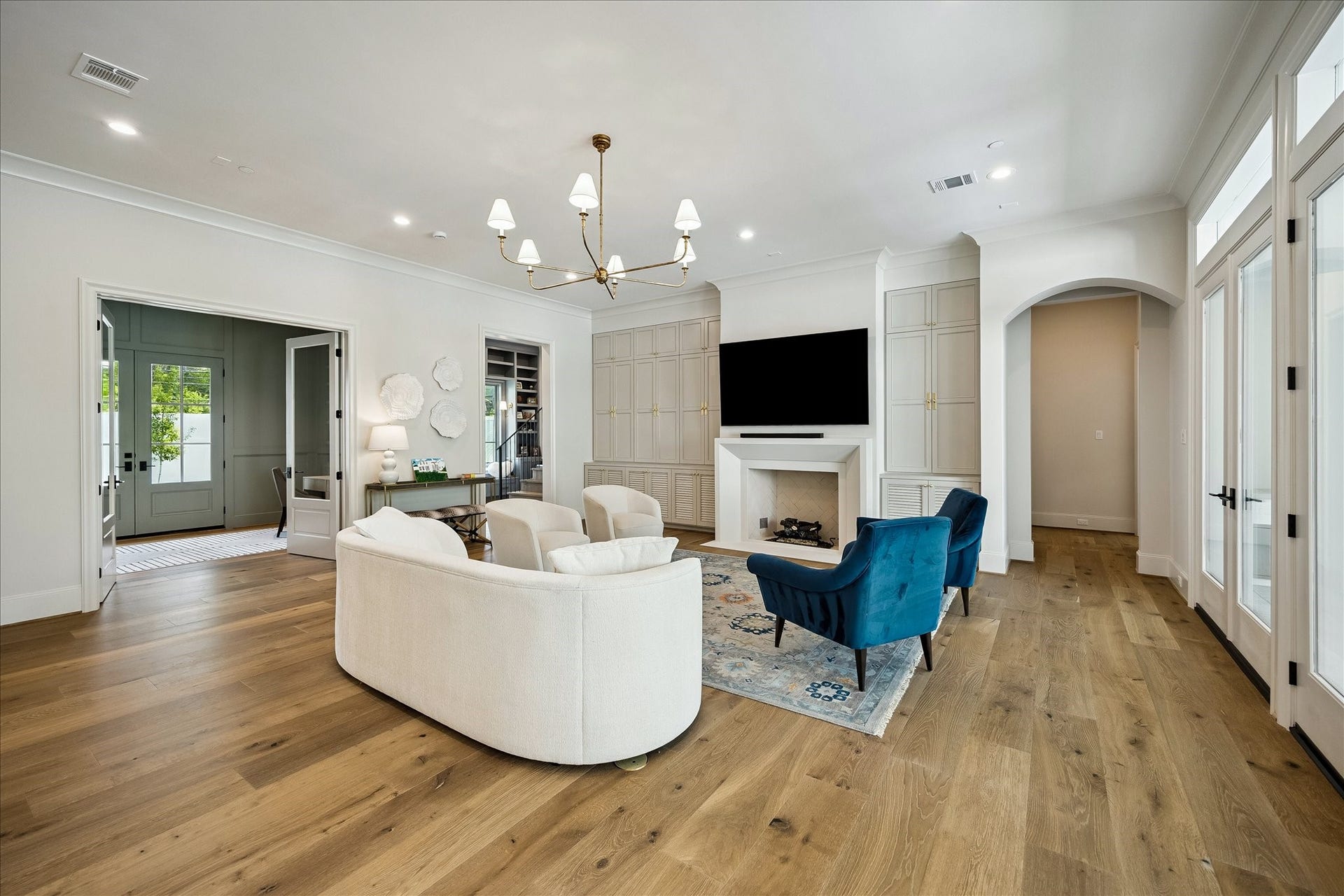 10801 Long Shadow Lane, Hunters Creek Village, TX 77024 From this angle, the thoughtfully designed layout comes into focus, with the fireplace and custom millwork creating a sophisticated focal point. The open flow connects seamlessly to adjacent spaces, while the scale of the room allows for both intimate seating and effortless entertaining.