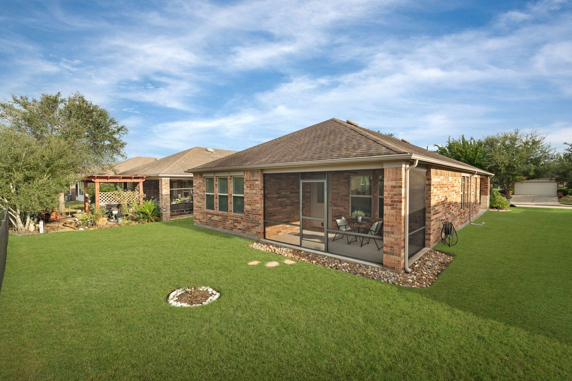 2938 Cone Flower Drive, Richmond, TX 77469 Settle in w/a good book, sip your favorite beverage & enjoy a little downtime!