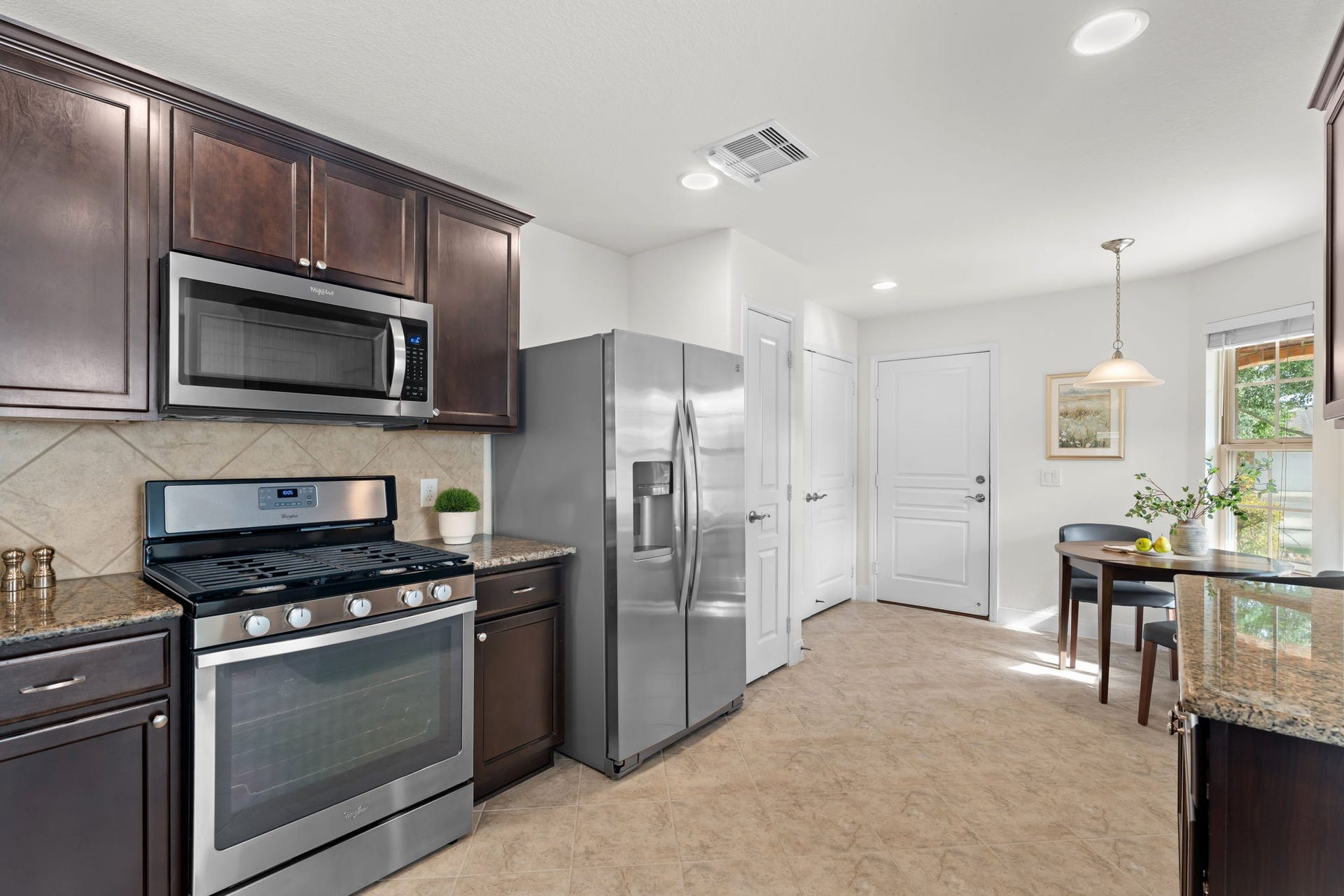 2938 Cone Flower Drive, Richmond, TX 77469 Cheerful breakfast nook is perfect for starting your morning!