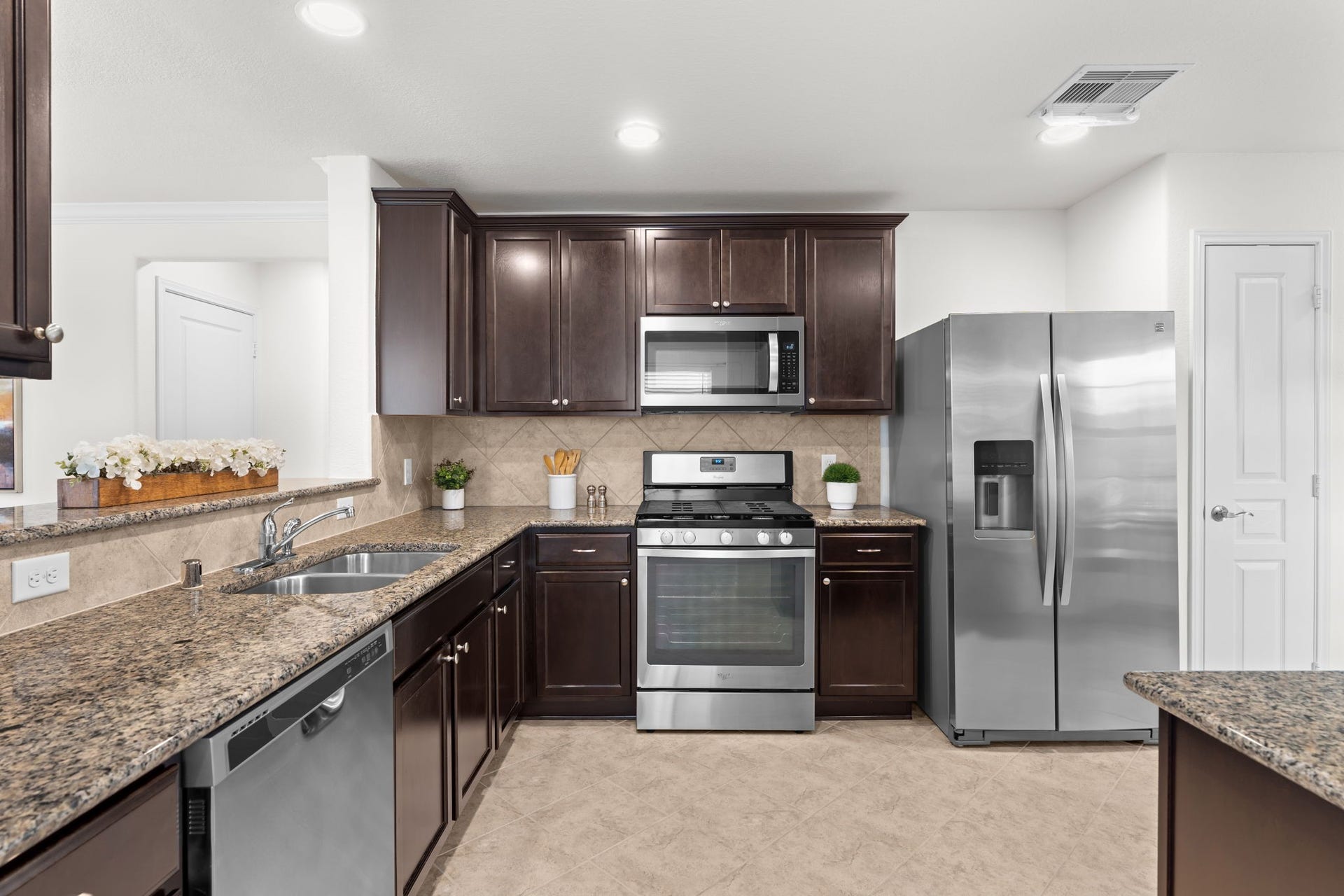 2938 Cone Flower Drive, Richmond, TX 77469 All kitchen appliances included one less thing to worry about on moving day!