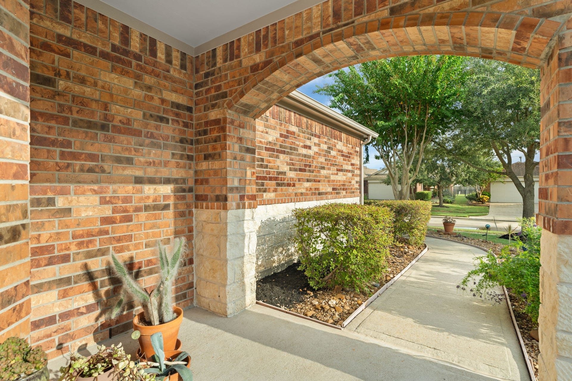 2938 Cone Flower Drive, Richmond, TX 77469 Storm door invites natural light & refreshing breezes inside!