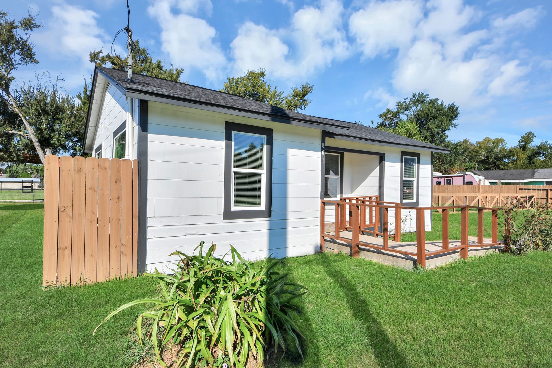 welcoming oversized lot