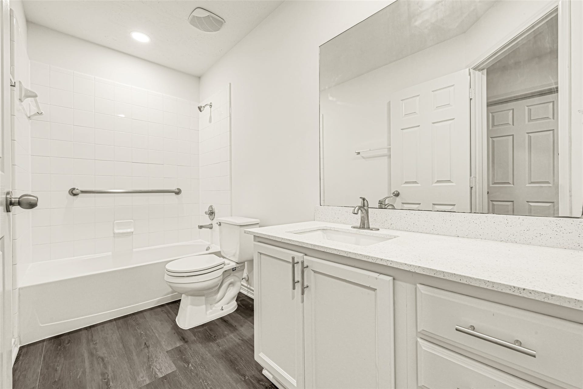 4923 Trailing Clover Court, Houston, TX 77084 Secondary bathroom