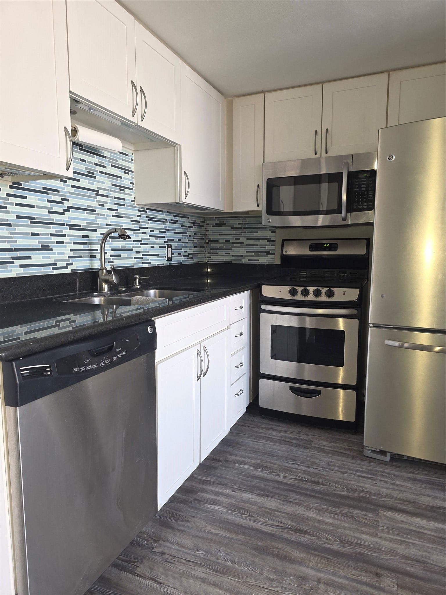 2016 Main Street, #1907, Houston, TX 77002 Modern kitchen
