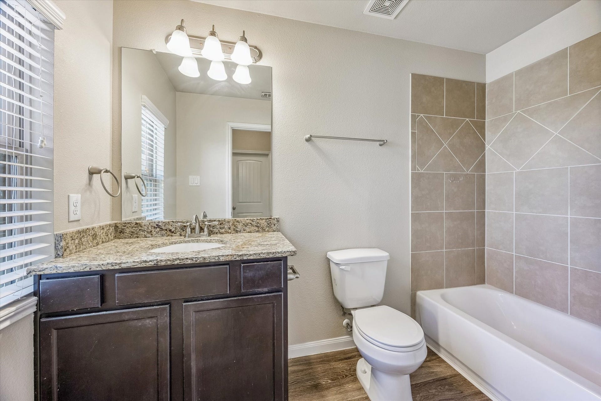 9306 Rustic Bay Court, Cypress, TX 77433 Upstairs full bathroom #2