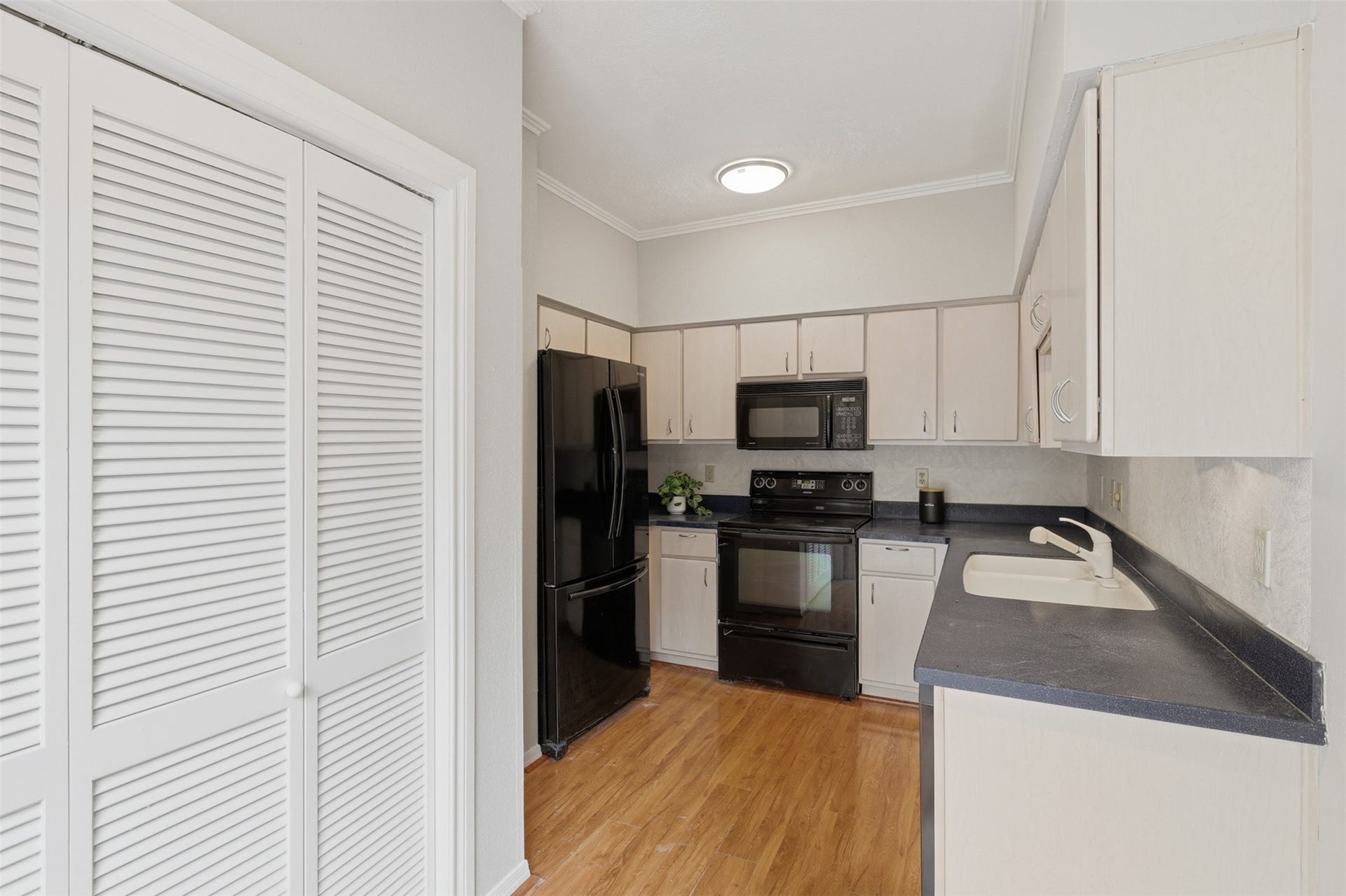 701 Bering Drive, #102, Houston, TX 77057 701 Bering Drive, #102, Houston, TX 77057