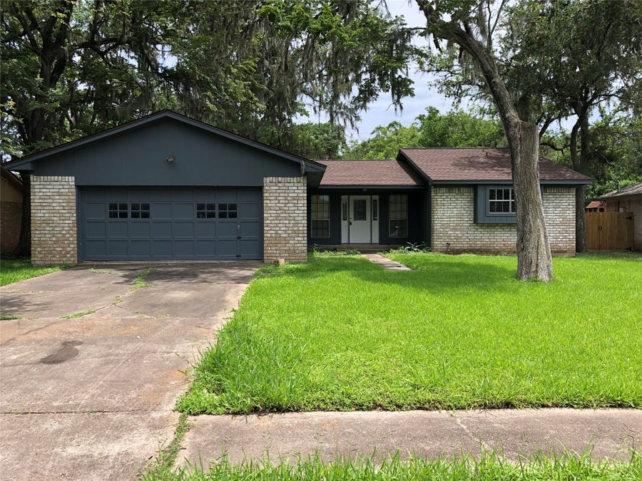 Property photo for 303 Dogwood Street, Lake Jackson, TX