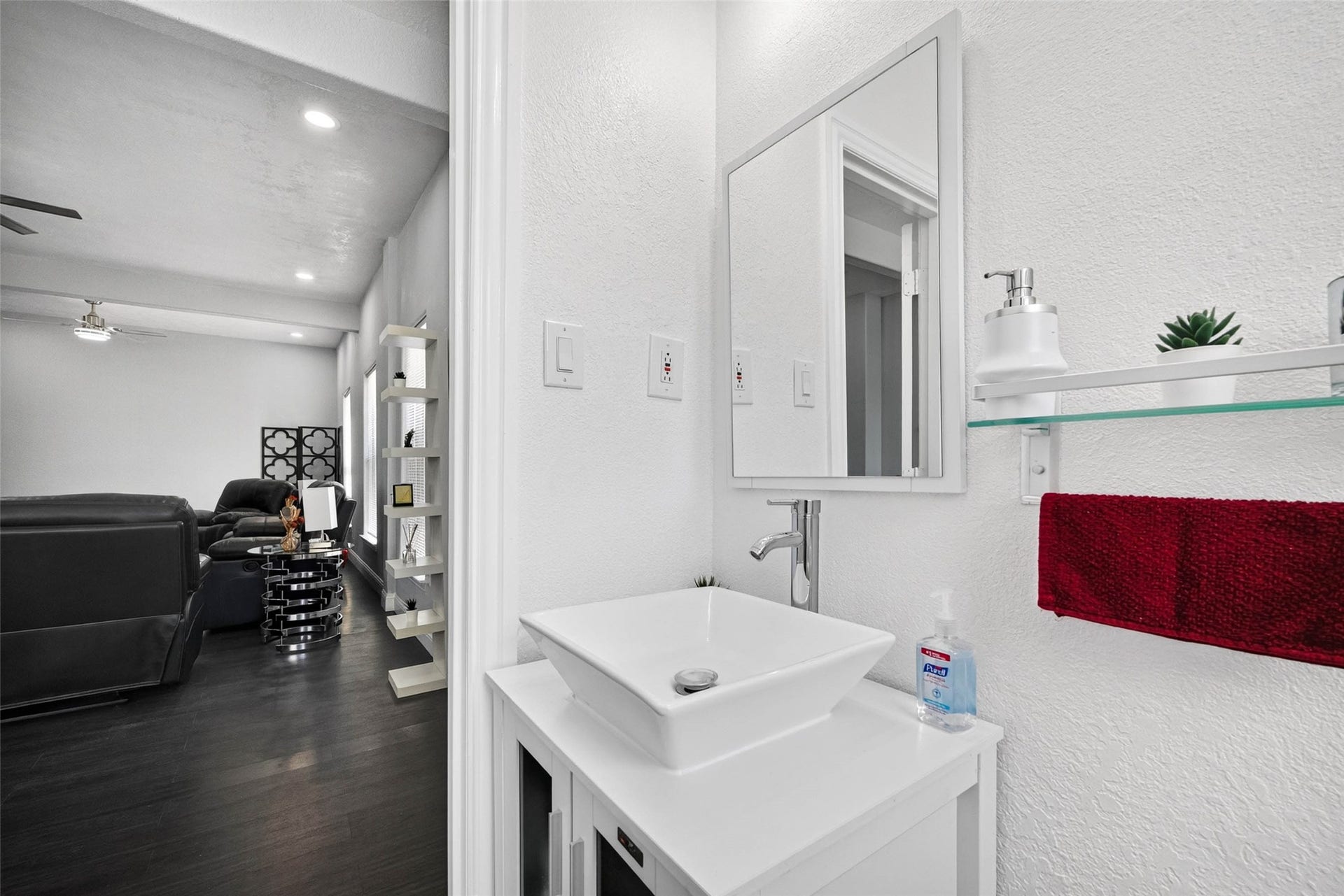 1240 Ross Street, La Marque, TX 77568 Guest Half bath downstairs