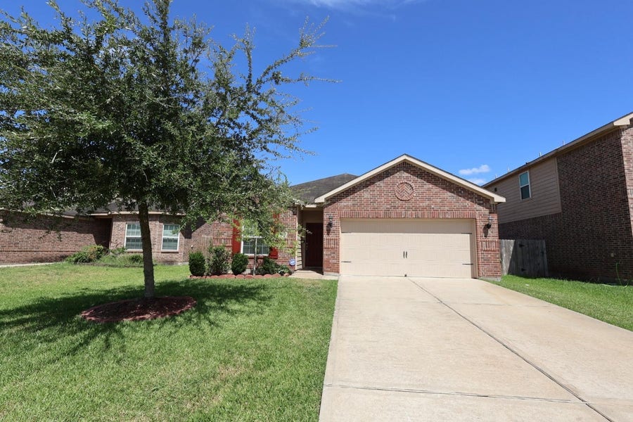 Property photo for 9811 Blue Sapphire Dr Drive, Iowa Colony, TX