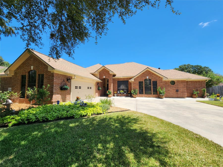 Property photo for 104 Portulaca Street, Lake Jackson, TX