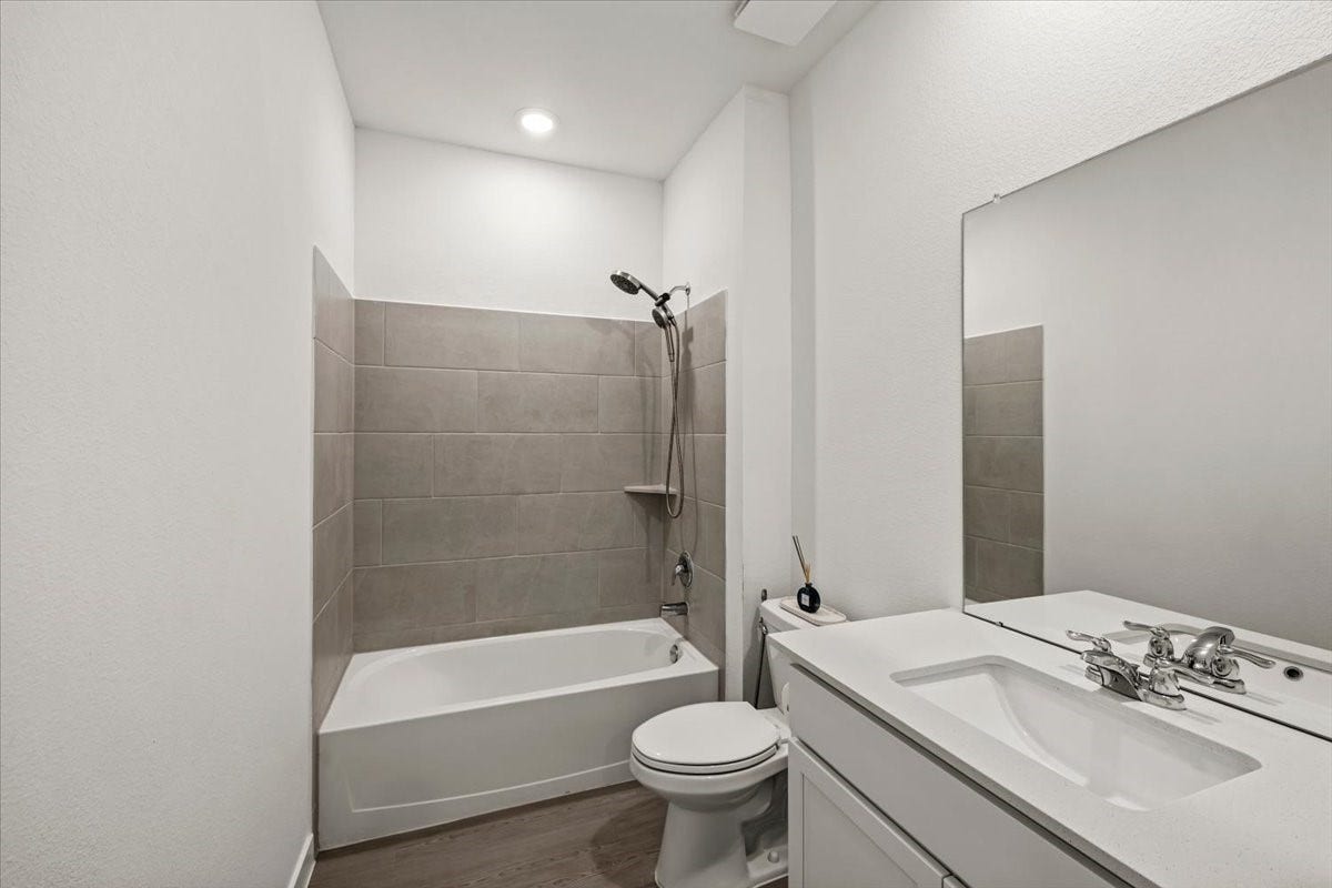 2816 Golden Isle Drive, Texas City, TX 77568 2816 Golden Isle Drive, Texas City, TX 77568