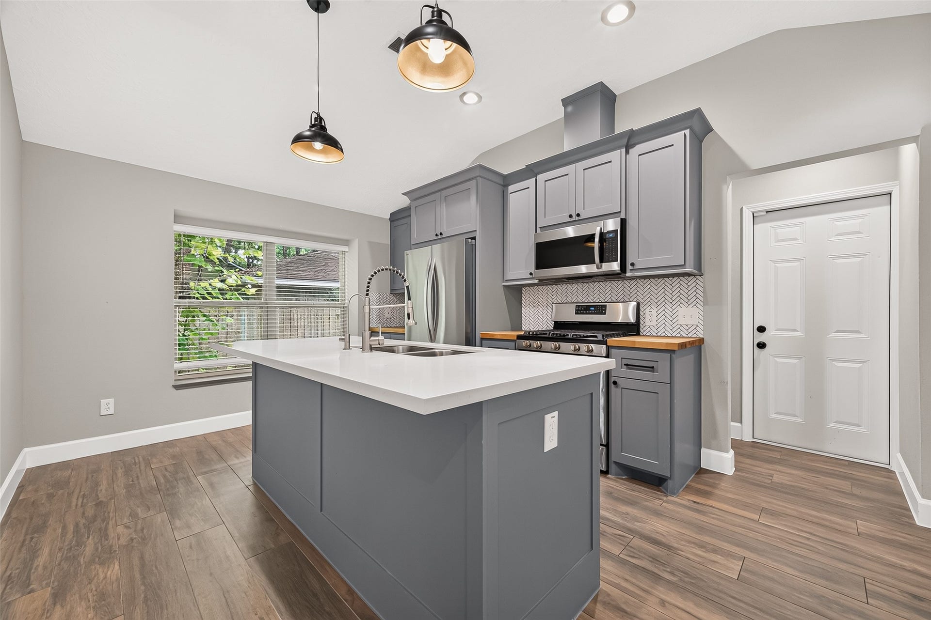 8 N Brook Pebble Court, The Woodlands, TX 77380