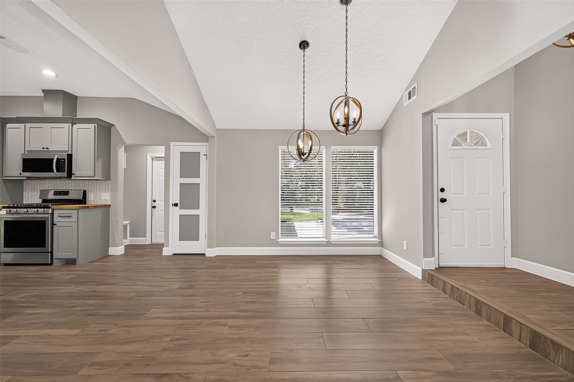 8 N Brook Pebble Court, The Woodlands, TX 77380