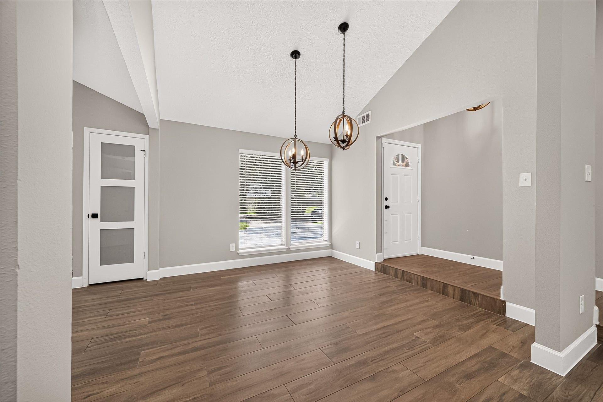 8 N Brook Pebble Court, The Woodlands, TX 77380