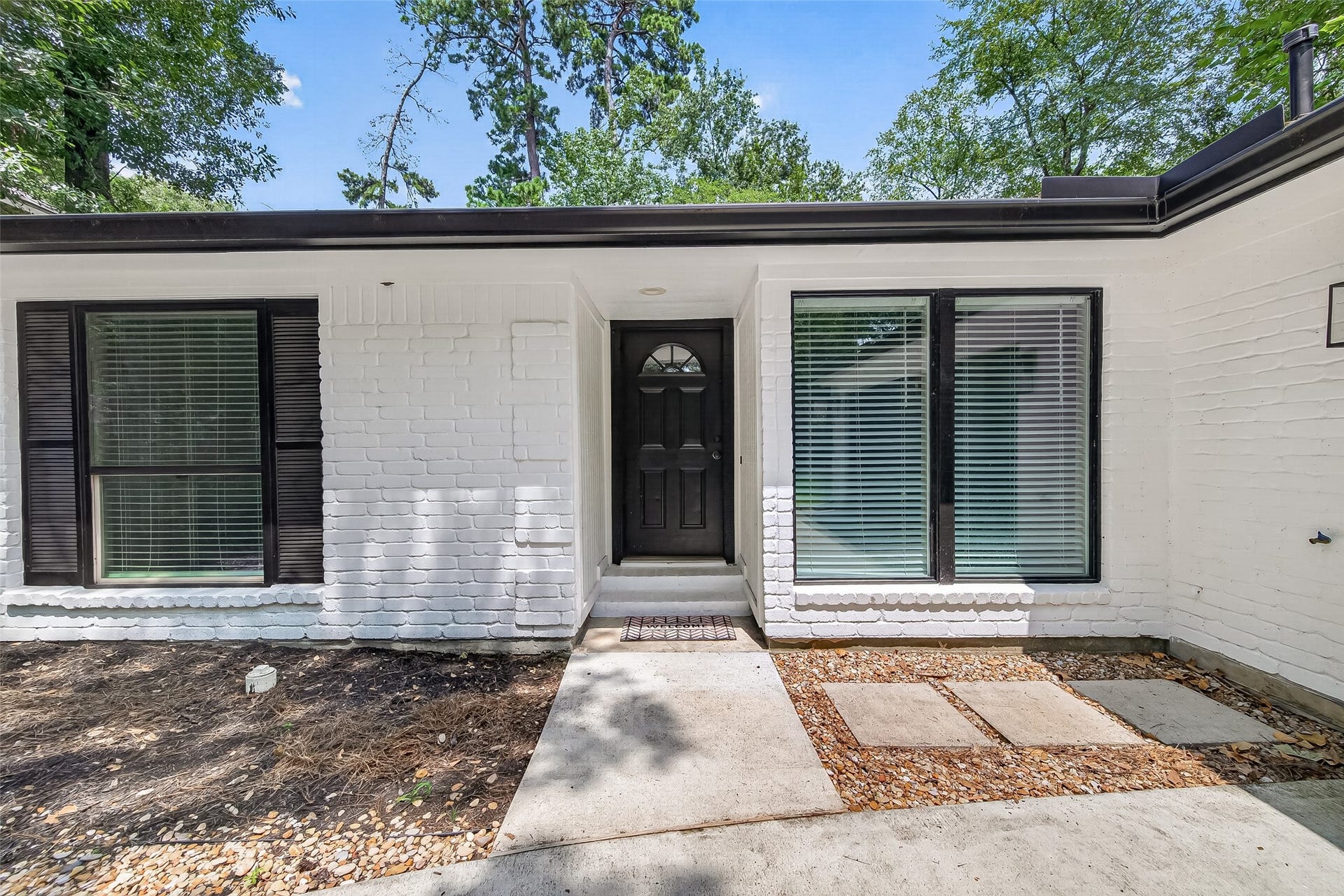 8 N Brook Pebble Court, The Woodlands, TX 77380