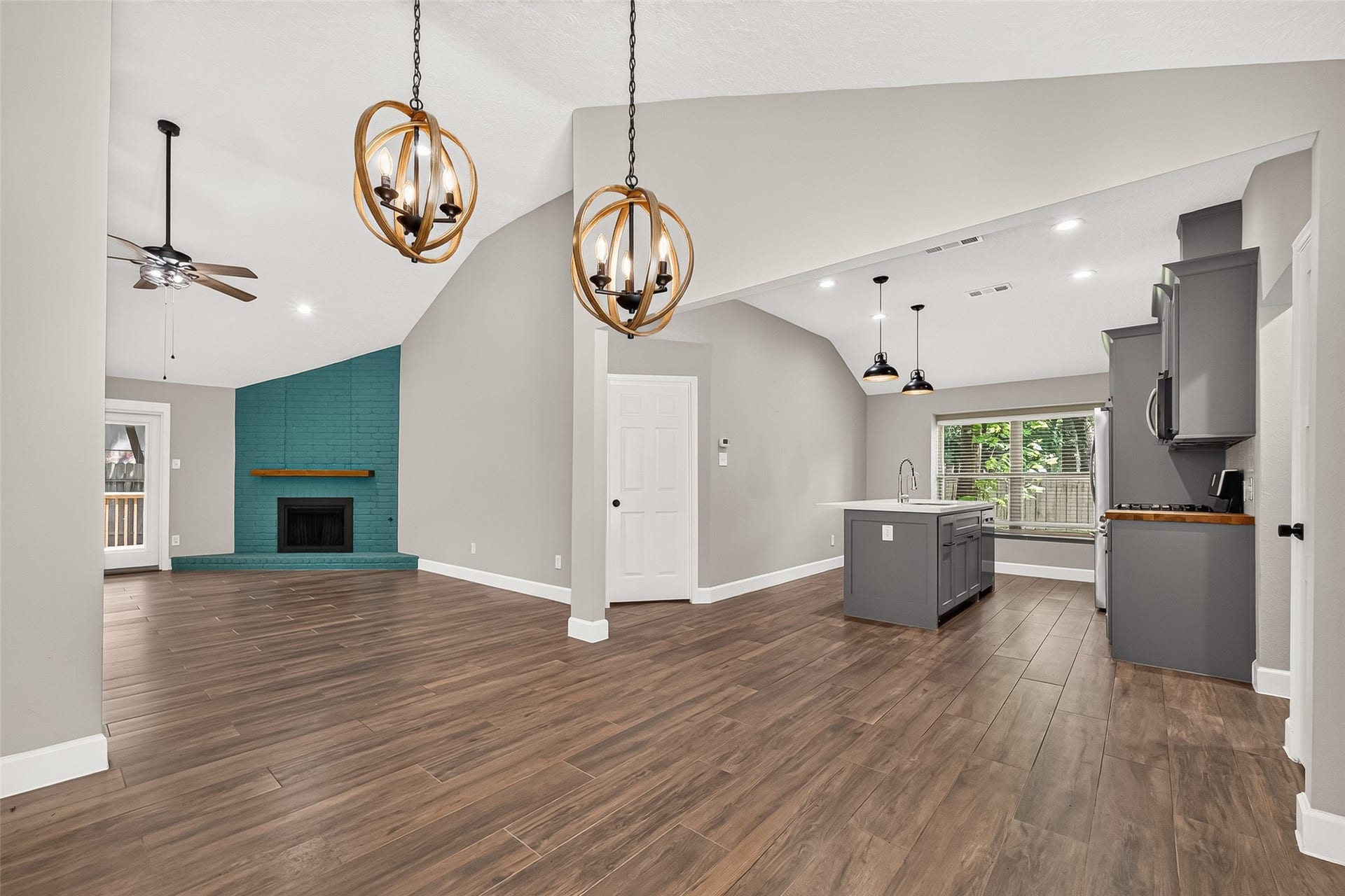 8 N Brook Pebble Court, The Woodlands, TX 77380