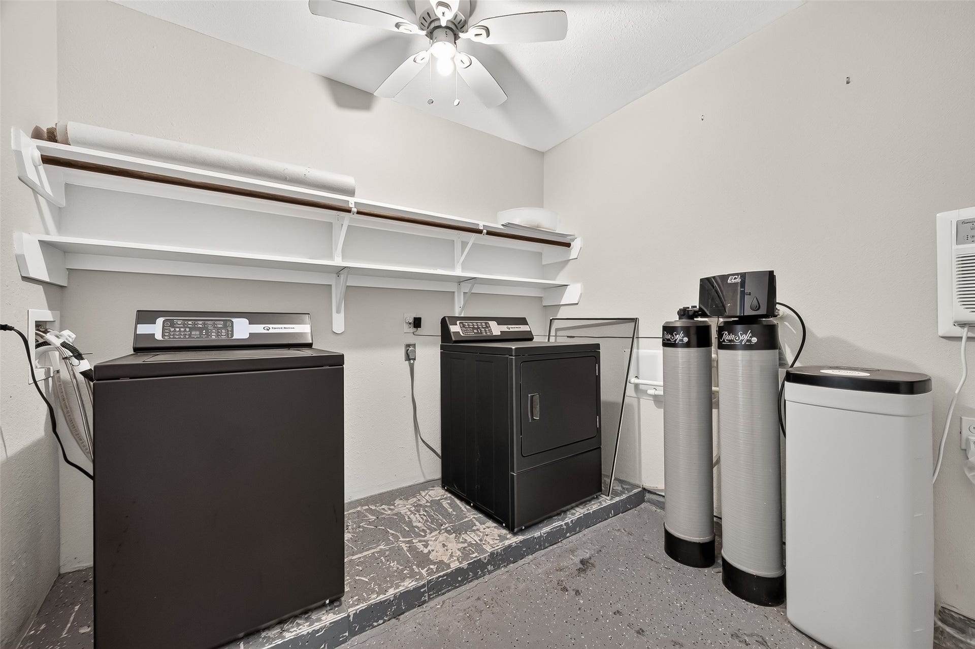 8 N Brook Pebble Court, The Woodlands, TX 77380