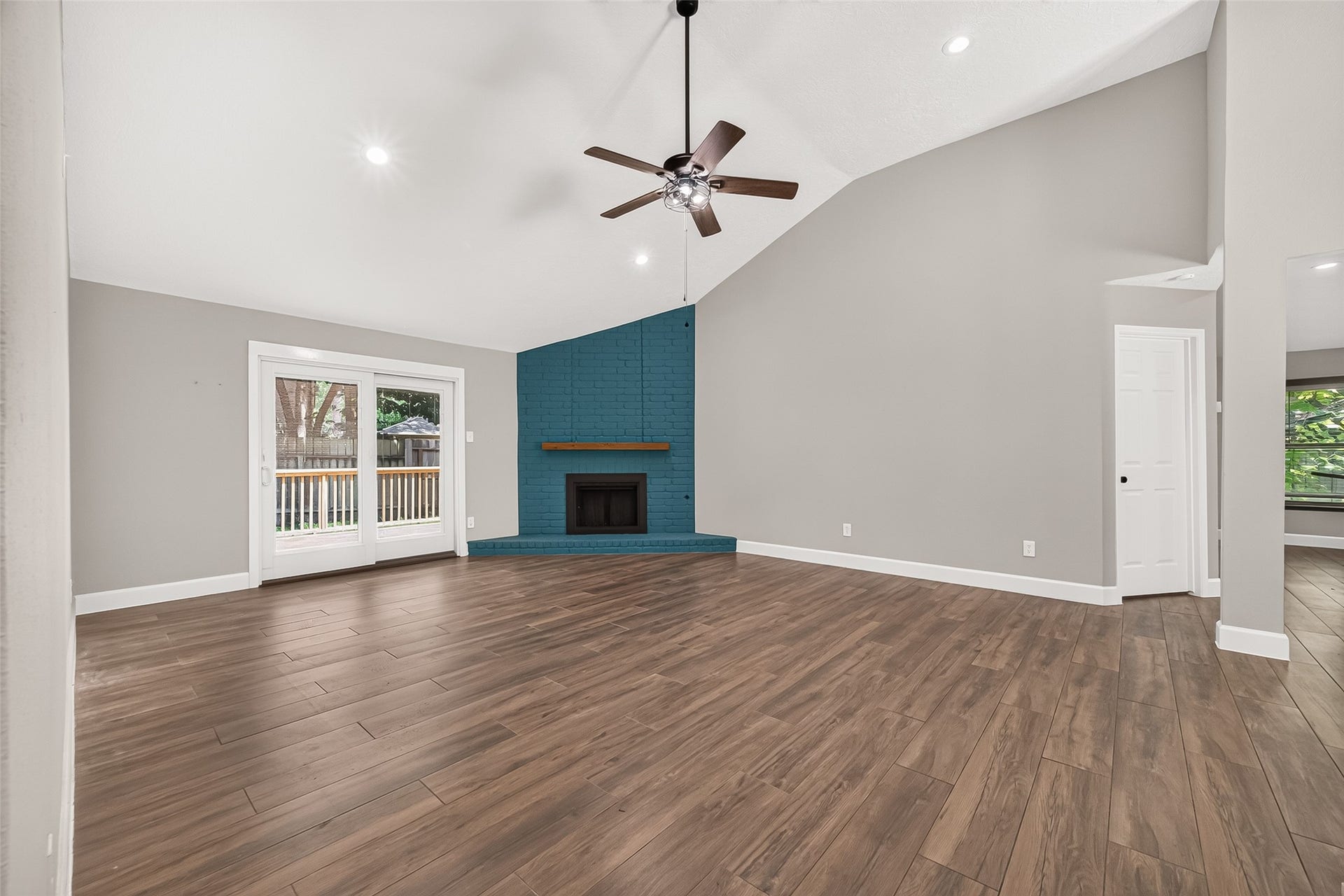 8 N Brook Pebble Court, The Woodlands, TX 77380