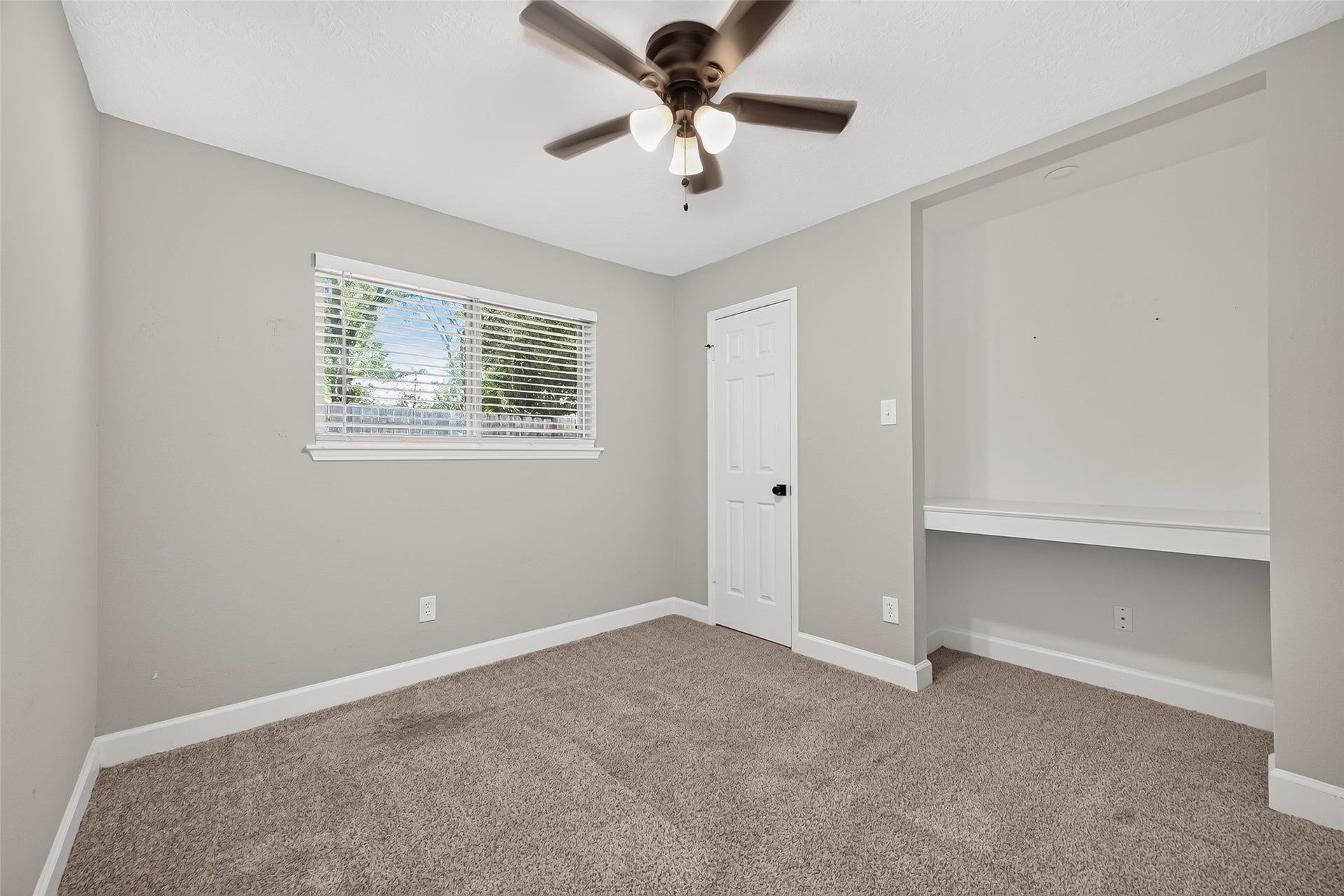 8 N Brook Pebble Court, The Woodlands, TX 77380