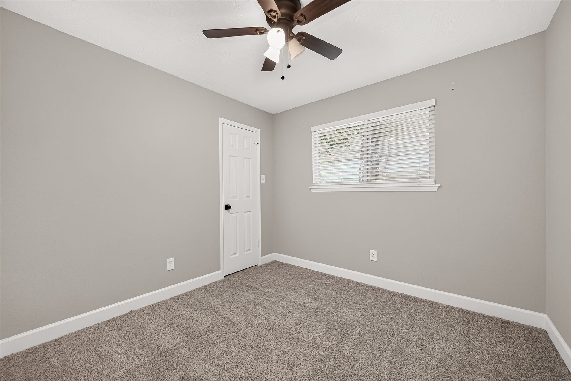 8 N Brook Pebble Court, The Woodlands, TX 77380