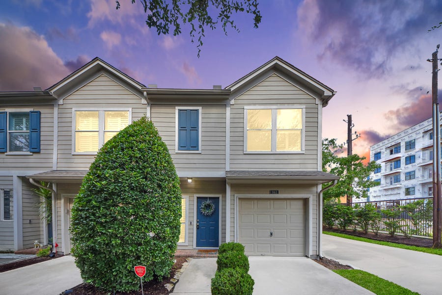 Property photo for 943 W Heights Hollow Lane, Houston, TX