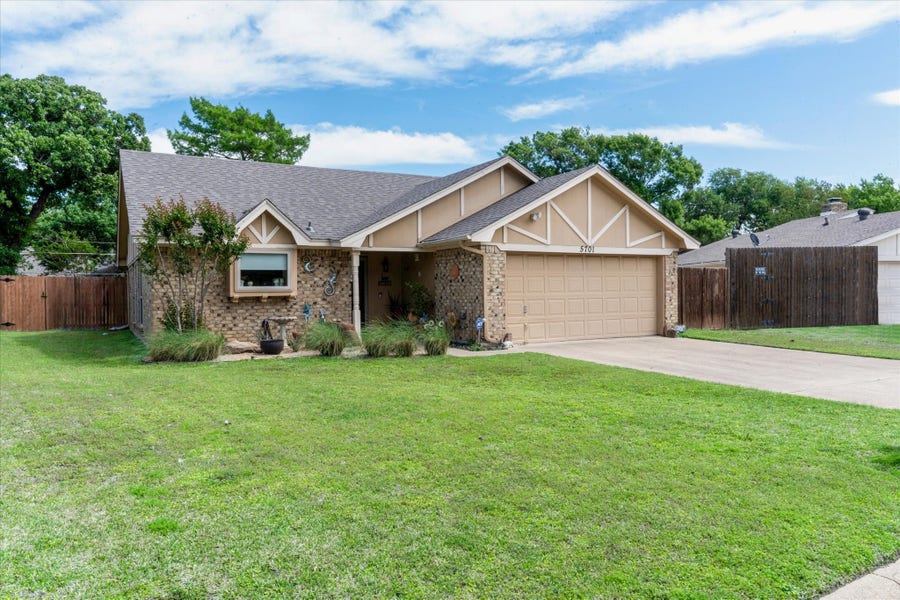 Property photo for 5701 Village Glen Trail, Arlington, TX