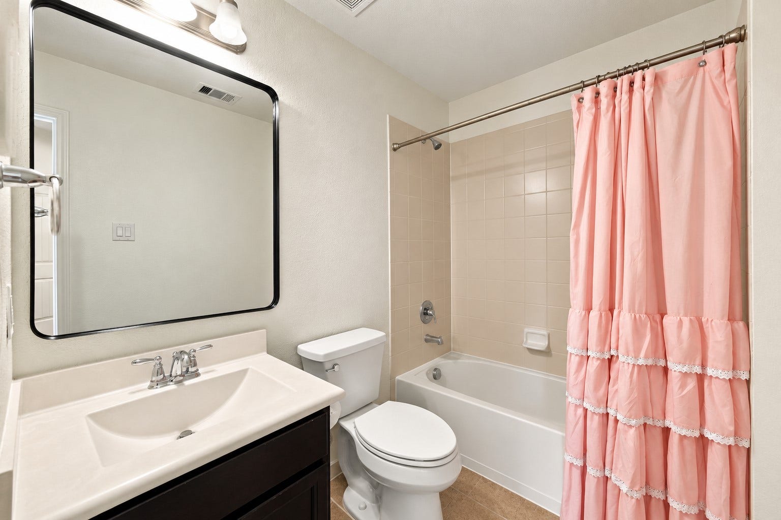 134 Meadow Landing Drive, Conroe, TX 77384 Full bath upstairs for the Game Room and Fourth Bedroom.