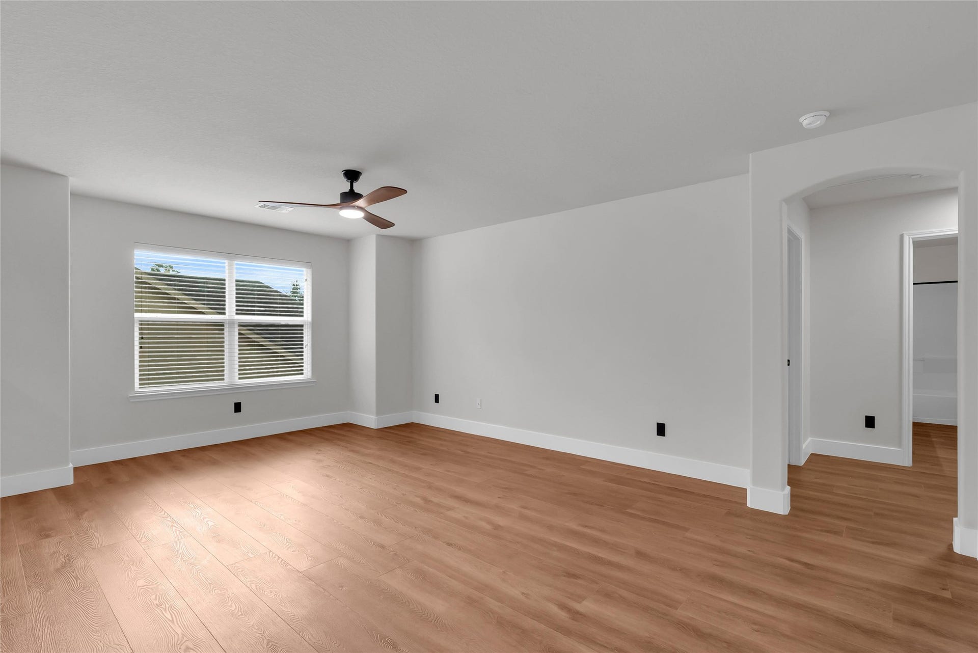 78 Heritage Mill, The Woodlands, TX 77375 Spacious downstairs primary suite featuring gorgeous new wood flooring, fresh neutral paint, abundant natural light, and a peaceful, private retreat overlooking the backyard.