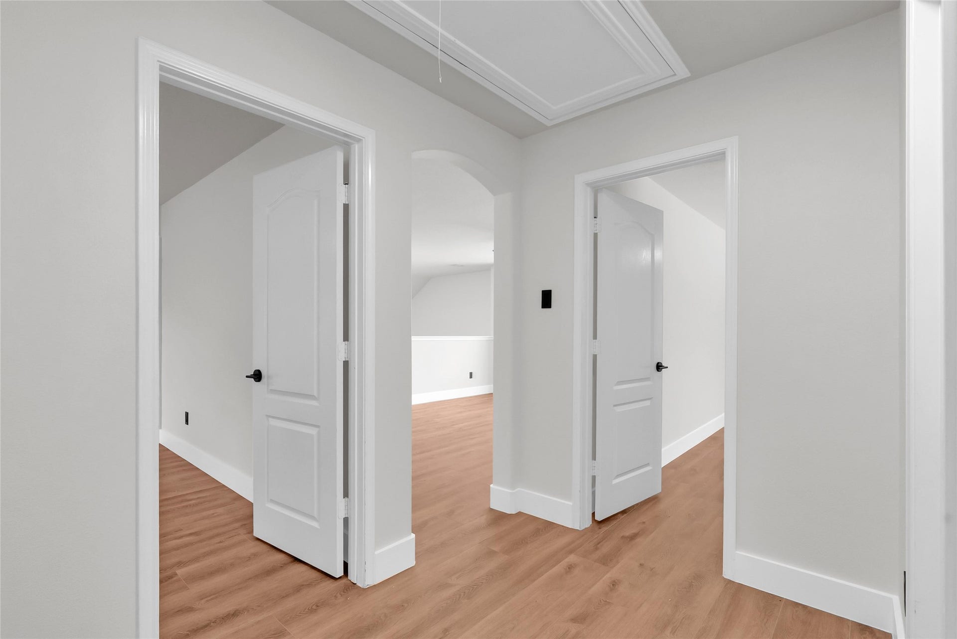 78 Heritage Mill, The Woodlands, TX 77375 Bright and airy upstairs hallway featuring fresh neutral paint, beautiful new wood flooring, and easy access to the secondary bedrooms and bathrooms.