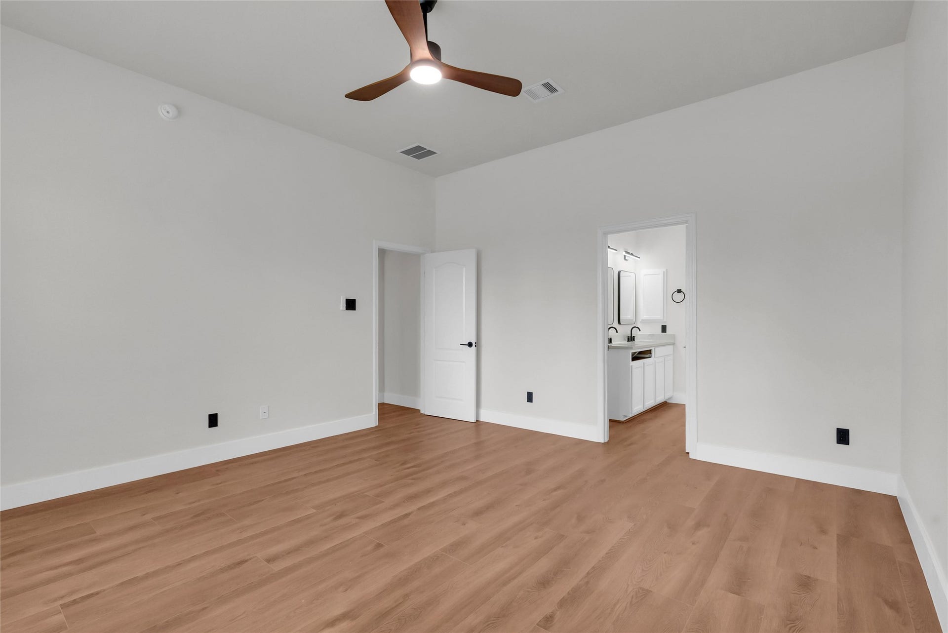 78 Heritage Mill, The Woodlands, TX 77375 Spacious downstairs primary suite featuring gorgeous new wood flooring, fresh neutral paint, abundant natural light, and a peaceful, private retreat overlooking the backyard.