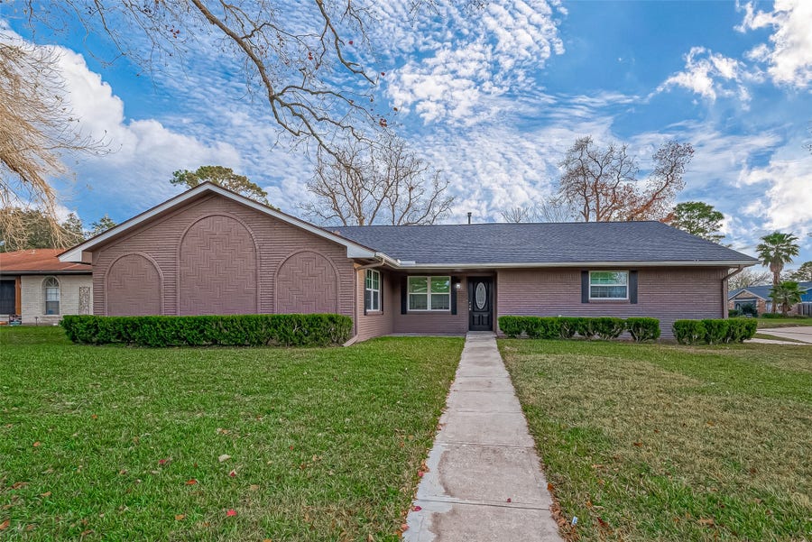 Property photo for 909 Oak Vista Court, Friendswood, TX