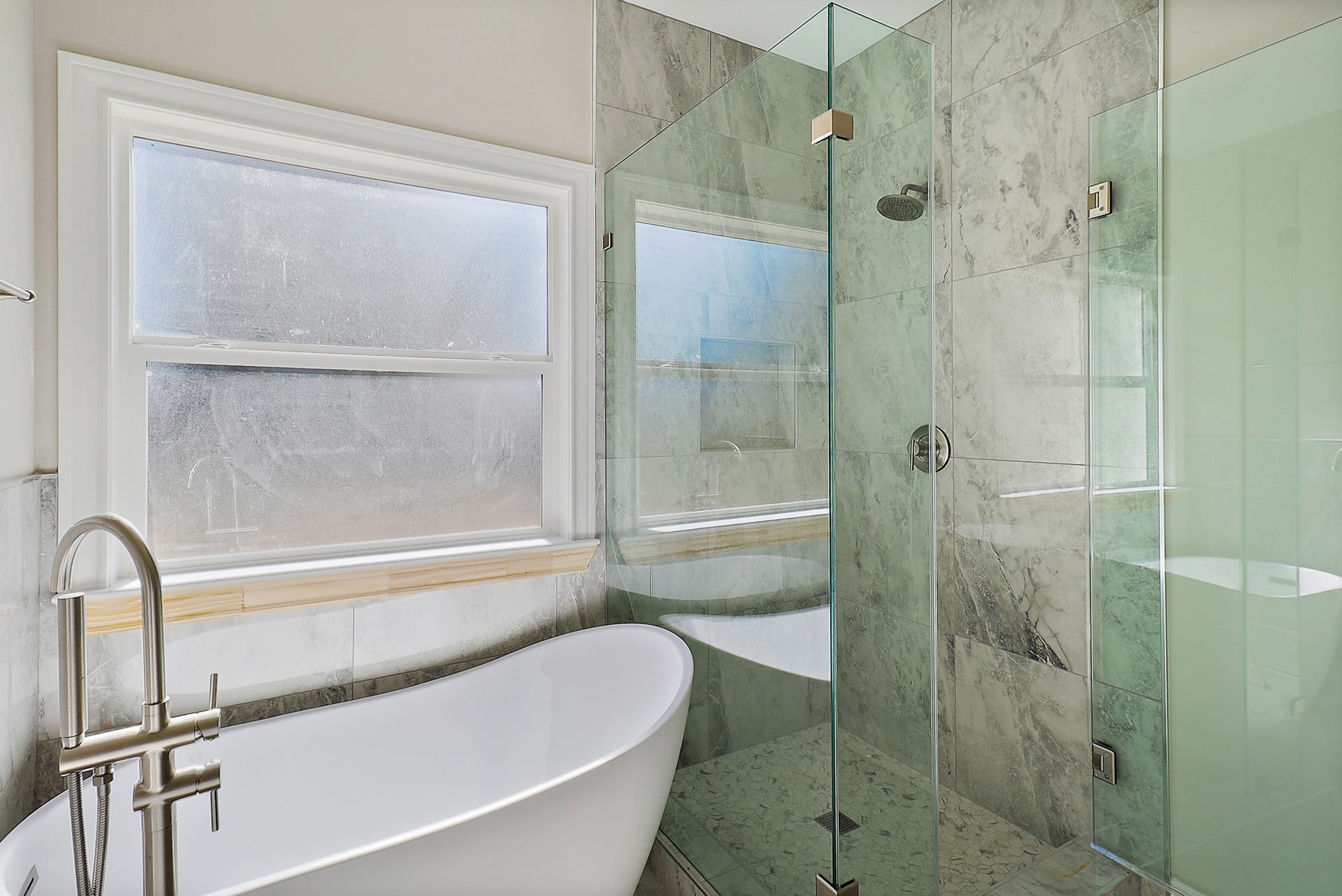 1811 Round Wind Trail, Crosby, TX 77532 Primary bathroom