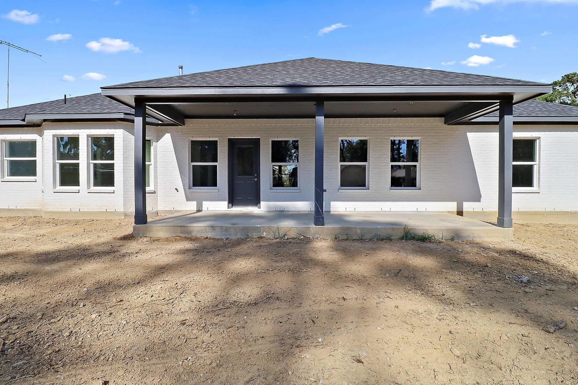 1811 Round Wind Trail, Crosby, TX 77532 Nice covered back patio